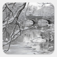 Puente de arco sobre río congelado en invierno