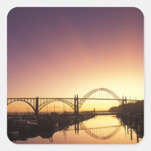 Pegatina Cuadrada Puesta de sol detrás del puente de Newport, Oregón