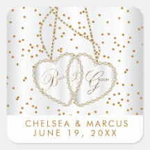 Puntos de oro de Confetti y hermosos corazones de 