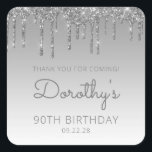Pegatina Cuadrada Purpurina de plata Drip 90th Birthday Party Gracia<br><div class="desc">Estos pegatinas de agradecimiento por la fiesta de cumpleaños número 90 de la moda presentan un brillante purpurina de color plateado con un borde oscuro y un fondo oscuro. Las palabras "¡Gracias por venir!" aparecen en gris. Personalízalos con su nombre en escritura a mano, junto con su cumpleaños y fecha...</div>