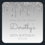 Pegatina Cuadrada Purpurina de plata Drip 90th Birthday Party Gracia<br><div class="desc">Estos pegatinas de agradecimiento por la fiesta de cumpleaños número 90 de la moda presentan un brillante purpurina de color plateado con un borde oscuro y un fondo oscuro. Las palabras "¡Gracias por venir!" aparecen en gris. Personalízalos con su nombre en escritura a mano, junto con su cumpleaños y fecha...</div>