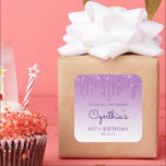 Pegatina Cuadrada Purpurina morado Drip 60th Birthday Party Gracias<br><div class="desc">Estos pegatinas de agradecimiento por la fiesta de cumpleaños número 60 de la moda presentan un brillante purpurina morado con un borde de goteo y un fondo morado. Las palabras "¡Gracias por venir!" aparecen en color morado. Personalízalos con su nombre en escritura a mano, junto con su cumpleaños y fecha...</div>