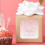 Pegatina Cuadrada Purpurina Rosado Drip 80th Birthday Party Gracias<br><div class="desc">Estos pegatinas de agradecimiento por la fiesta de cumpleaños número 80 de la moda presentan un purpurina falso rosa brillante con un borde de goteo y un fondo oscuro. Las palabras "¡Gracias por venir!" aparecen en un oscuro rosa. Personalízalos con su nombre en escritura a mano, junto con su cumpleaños...</div>