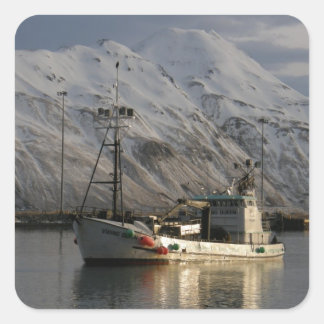 Pegatina Cuadrada Reina vikingada, barco de cangrejo en puerto holan
