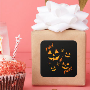 Pegatina Cuadrada Resplandor Espeluznante: Jack-O’-Lantern y Truco o