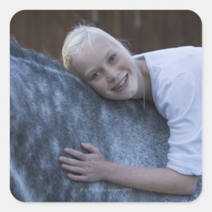 Pegatina Cuadrada retrato de joven chica en caballo blanco