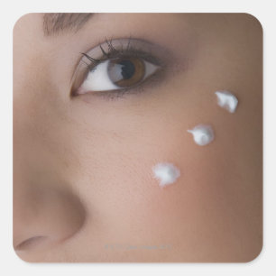 Pegatina Cuadrada Retrato de una mujer joven con crema en ella