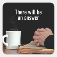 Rezando Las Manos En La Vieja Biblia