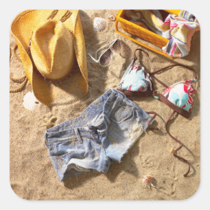 Pegatina Cuadrada Ropa dejada detrás en la playa