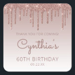 Pegatina Cuadrada Rosa Purpurina de Oro Drip 60th Birthday Gracias<br><div class="desc">Estos pegatinas de agradecimiento de la fiesta de cumpleaños número 60 de la moda incluyen un brillante borde de goteo de purpurina de oro rosa y un fondo sombrío de oro rosa. Las palabras "¡Gracias por venir!" aparecen en un oscuro rosa. Personalízalos con su nombre en escritura a mano, junto...</div>