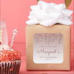 Pegatina Cuadrada Rosa Purpurina de Oro Drip 70th Birthday Gracias<br><div class="desc">Estos pegatinas de agradecimiento de la fiesta de cumpleaños número 70 de la moda presentan un brillante borde de goteo de purpurina de oro rosa y un fondo sombrío de oro rosa. Las palabras "¡Gracias por venir!" aparecen en un oscuro rosa. Personalízalos con su nombre en escritura a mano, junto...</div>