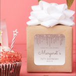 Pegatina Cuadrada Rosa Purpurina de Oro Drip 70th Birthday Gracias<br><div class="desc">Estos pegatinas de agradecimiento de la fiesta de cumpleaños número 70 de la moda presentan un brillante borde de goteo de purpurina de oro rosa y un fondo sombrío de oro rosa. Las palabras "¡Gracias por venir!" aparecen en un oscuro rosa. Personalízalos con su nombre en escritura a mano, junto...</div>