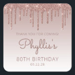 Pegatina Cuadrada Rosa Purpurina de Oro Drip 80th Birthday Gracias<br><div class="desc">Estos pegatinas de agradecimiento de la fiesta de cumpleaños número 80 de la moda presentan un brillante borde de goteo de purpurina de oro rosa y un fondo sombrío de oro rosa. Las palabras "¡Gracias por venir!" aparecen en un oscuro rosa. Personalízalos con su nombre en escritura a mano, junto...</div>