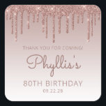 Pegatina Cuadrada Rosa Purpurina de Oro Drip 80th Birthday Gracias<br><div class="desc">Estos pegatinas de agradecimiento de la fiesta de cumpleaños número 80 de la moda presentan un brillante borde de goteo de purpurina de oro rosa y un fondo sombrío de oro rosa. Las palabras "¡Gracias por venir!" aparecen en un oscuro rosa. Personalízalos con su nombre en escritura a mano, junto...</div>