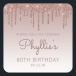 Pegatina Cuadrada Rosa Purpurina de Oro Drip 80th Birthday Gracias<br><div class="desc">Estos pegatinas de agradecimiento de la fiesta de cumpleaños número 80 de la moda presentan un brillante borde de goteo de purpurina de oro rosa y un fondo sombrío de oro rosa. Las palabras "¡Gracias por venir!" aparecen en un oscuro rosa. Personalízalos con su nombre en escritura a mano, junto...</div>
