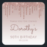Pegatina Cuadrada Rosa Purpurina de Oro Drip 90th Birthday Gracias<br><div class="desc">Estos pegatinas de agradecimiento de la fiesta de cumpleaños número 90 de la moda incluyen un brillante borde de goteo de purpurina de oro rosa y un fondo sombrío de oro rosa. Las palabras "¡Gracias por venir!" aparecen en un oscuro rosa. Personalízalos con su nombre en escritura a mano, junto...</div>