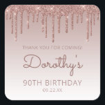 Pegatina Cuadrada Rosa Purpurina de Oro Drip 90th Birthday Gracias<br><div class="desc">Estos pegatinas de agradecimiento de la fiesta de cumpleaños número 90 de la moda incluyen un brillante borde de goteo de purpurina de oro rosa y un fondo sombrío de oro rosa. Las palabras "¡Gracias por venir!" aparecen en un oscuro rosa. Personalízalos con su nombre en escritura a mano, junto...</div>
