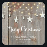 Pegatina Cuadrada Rustic Merry Christmas Barn Wood String Luces<br><div class="desc">Rustic Merry Christmas Barn Wood String Lights y Tin Star Garland Pegatina. Pegatina presenta Feliz Navidad en un bonito de madera de granero afligido. El Card también cuenta con guirnaldas rústicas de estaño con brillantes luces de cuerda. Nuestra plantilla de pegatina de alta calidad hace que sea tan sencillo para...</div>