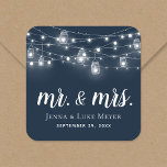 Pegatina Cuadrada Rustic String Lights Mr. and Mrs. Boda Monogram<br><div class="desc">pegatinas impresos por personalizado personalizados con su cita con el Sr. y la Sra. Monograma y el boda, perfecto para las etiquetas de los favores matrimoniales, bolsos de bienvenida o sellos para sobres con sus invitaciones. El diseño presenta luces de cuerda brillantes y frascos de albañil en un fondo azul...</div>
