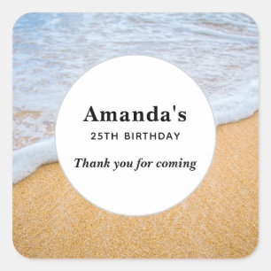 Pegatina Cuadrada Sandy Beach con un día de cumpleaños para los turi