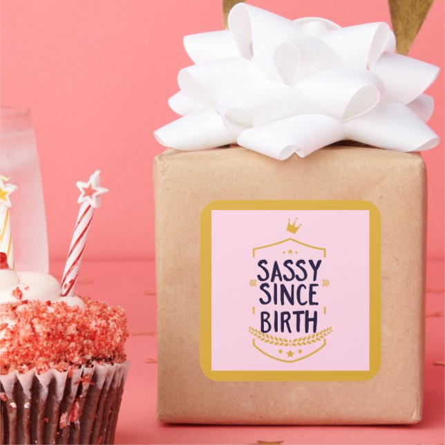 Pegatina Cuadrada Sassy desde su nacimiento, divertida actitud (Fiesta)