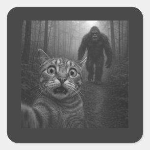 Pegatina Cuadrada Selfie de gato asustado con Sasquatsch Bigfoot