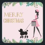 Pegatina Cuadrada Señora de la Vintage caminando caniche negro Feliz<br><div class="desc">Señora de la Vintage,  todas vestidas de rosa caminando un lindo caniche negro con un saludo de Feliz Navidad</div>