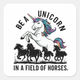 Pegatina Cuadrada Ser unicornio en un campo de caballos (3)