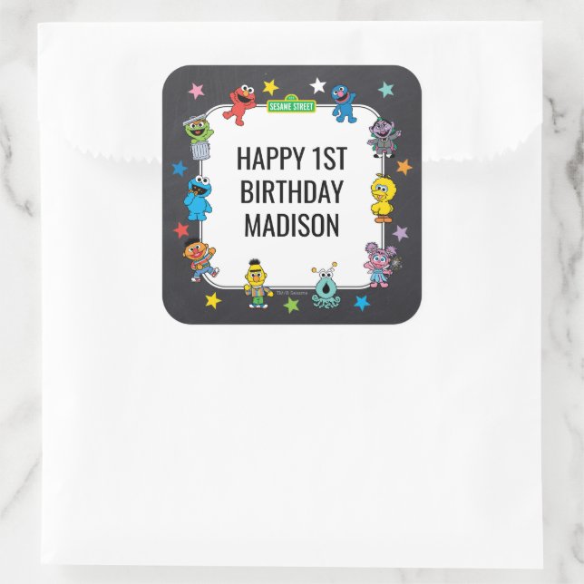 Pegatina Cuadrada Sesame Street Characters Chalkboard Birthday (Bolso)