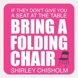 Pegatina Cuadrada Shirley Chisholm Silla plegable Rosa