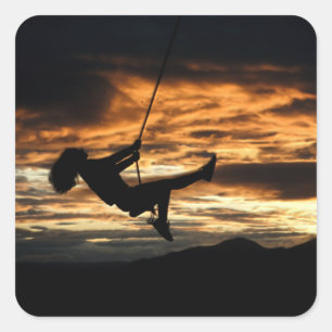 Pegatina Cuadrada Silueta al atardecer de Chica en Swing