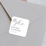 Pegatina Cuadrada Simple Gracias Boda<br><div class="desc">Pegatinas de boda minimalistas en blanco y negro con las palabras 'gracias' en un elegante guión que incorpora un corazón de amor,  sus nombres y la fecha del boda.</div>