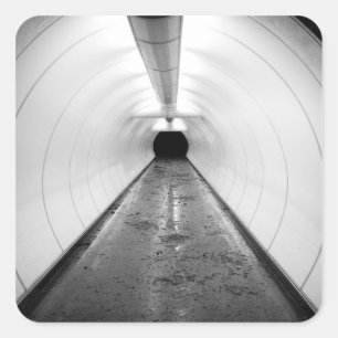 Pegatina Cuadrada Singapur. Un túnel peatonal iluminado en