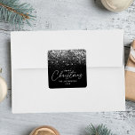 Pegatina Cuadrada Snowdris Black Merry Christmas<br><div class="desc">Pegatinas navideñas modernas con ráfagas de nieve blancas en la parte superior del diseño con fondo negro. "Feliz Navidad" se muestra en un moderno guión de caligrafía blanca con tu nombre de familia y el año que se muestra abajo con letras blancas. Utilice los pegatinas festivos para sellar los regalos...</div>