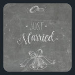 Pegatina Cuadrada Solo los Bodas de Chalkboard casados anidan y corr<br><div class="desc">Grandes pegatinas para una boda o para fiestas de boda. Complementos de pizarra "recién casados" disponibles.</div>