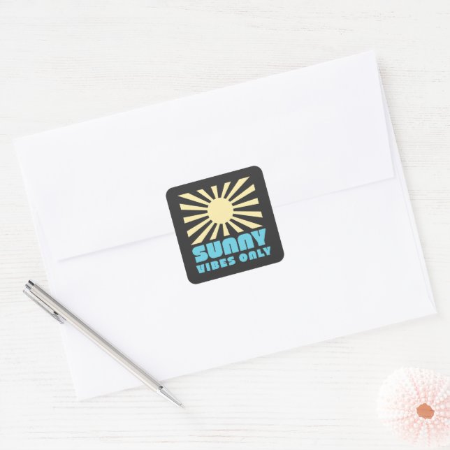 Pegatina Cuadrada Sólo Vibes Sunny - Gráfico Retro Sunshine Negrita (Sobre)