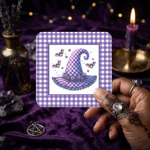 Pegatina Cuadrada Sombrero de Bruja de Halloween de Gingham Morado y