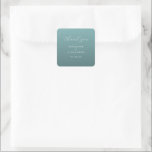 Pegatina Cuadrada Tarjeta de agradecimiento elegante turquesa<br><div class="desc">Esta pegatina de boda presenta un diseño minimalista y elegante con un fondo suave de color azul verdoso, creando una atmósfera tranquila y sofisticada. El diseño incluye letra cursiva para la frase "gracias" en la parte superior, seguida de nombres y fecha personalizables en una fuente sans-serif limpia, todo en un...</div>