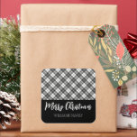 Pegatina Cuadrada Tártán blanco negro nombre de Merry Christmas Cust<br><div class="desc">Personalice los suministros de envolvimiento de regalo de temporada de vacaciones con su texto. Personalizar Navidades encantadores y festivos elegantes de estampado gris de yeso blanco negro.</div>