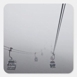 Pegatina Cuadrada Teleférico de Ngong Ping en niebla espesa
