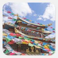 Templo tibetano con banderas de oración - Yunnan, 