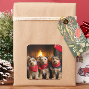 Pegatina Cuadrada Terrier Australiano junto a la chimenea en Navidad