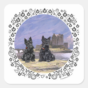 Pegatina Cuadrada Terriers escoceses en el castillo de Eilean Donan
