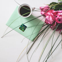 Tonos de círculos verdes y monograma