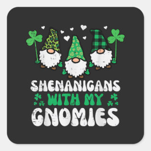 Pegatina Cuadrada Travesuras de San Patricio con Gnomies Gnomos