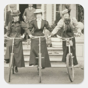 Pegatina Cuadrada Tres mujeres en las bicicletas, 1900s tempranos