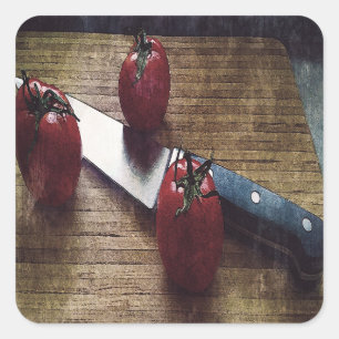 Pegatina Cuadrada Tres tomates rojos en la tabla de picar