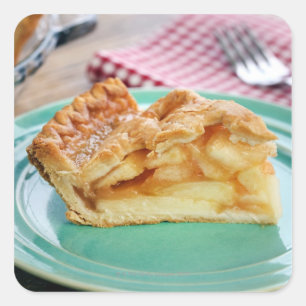 Pegatina Cuadrada Trozo de tarta de manzana recién horneada en el pl
