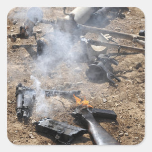 Pegatina Cuadrada Trozos de armas enemigas preparadas para enfriarse