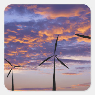 Pegatina Cuadrada Turbina de molino de viento al atardecer